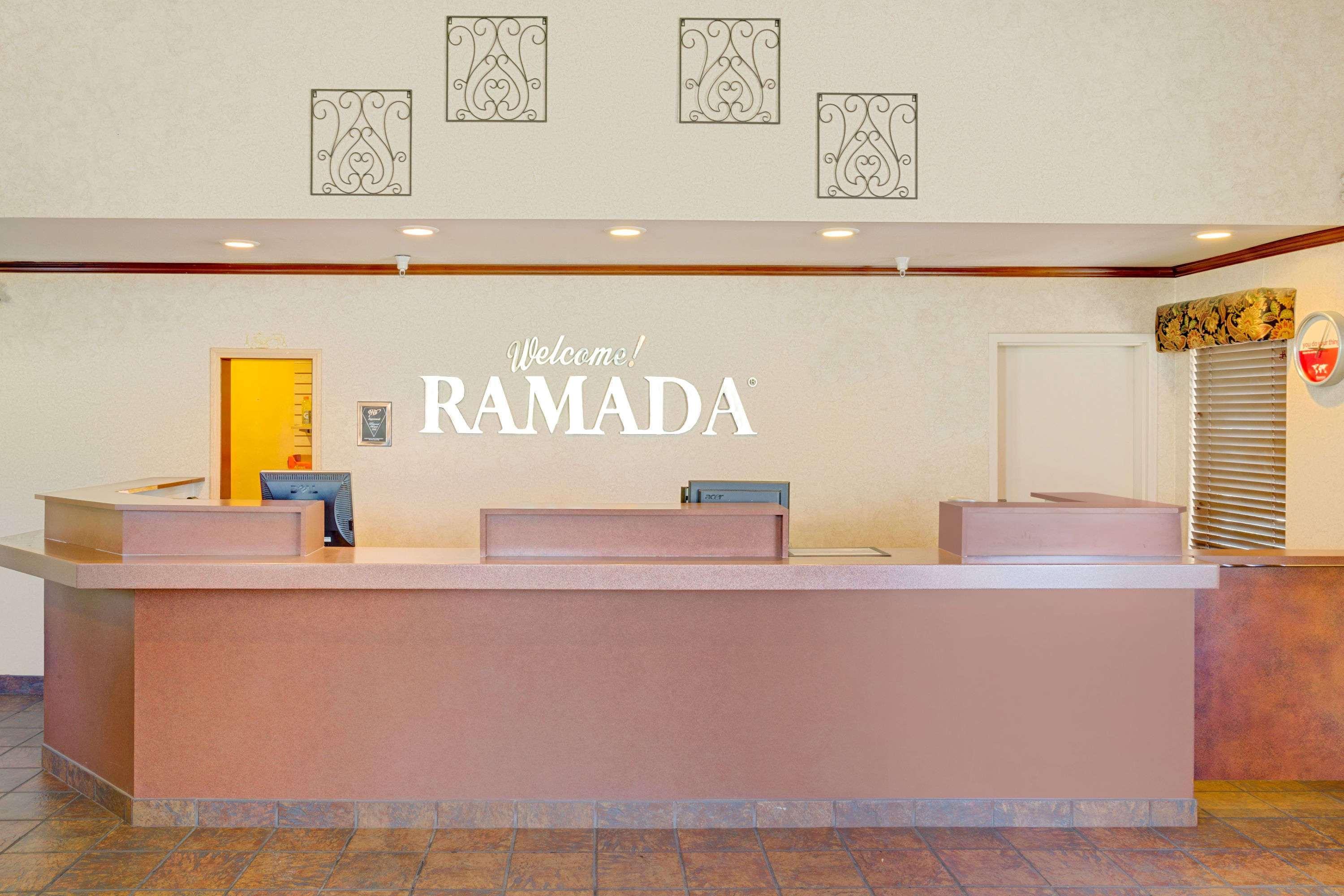 Ramada By Wyndham Draper Hotell Exteriör bild